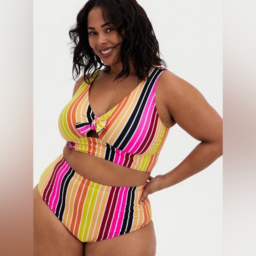 Torrid Wireless Keyhole Scoop Bikini Top
